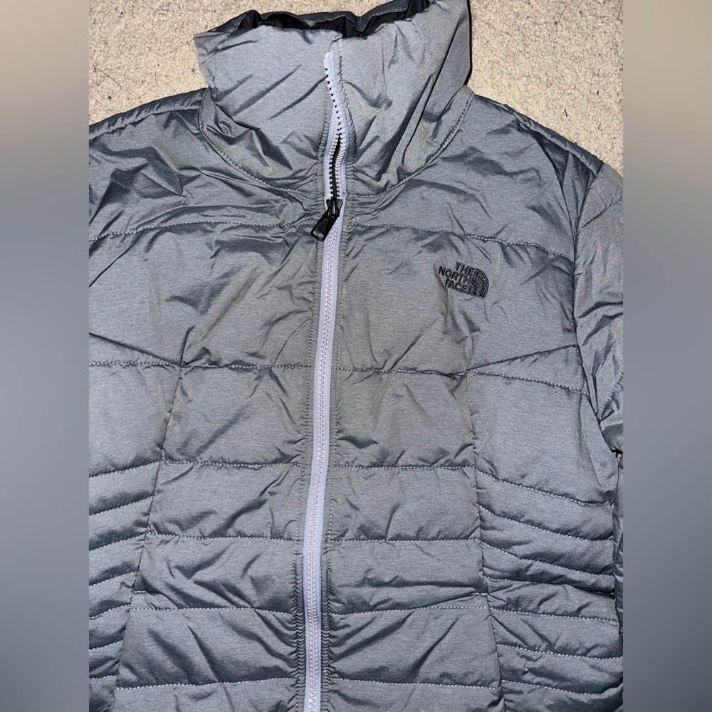 North Face Women’s Puffer Jacket. Never worn. Size Small